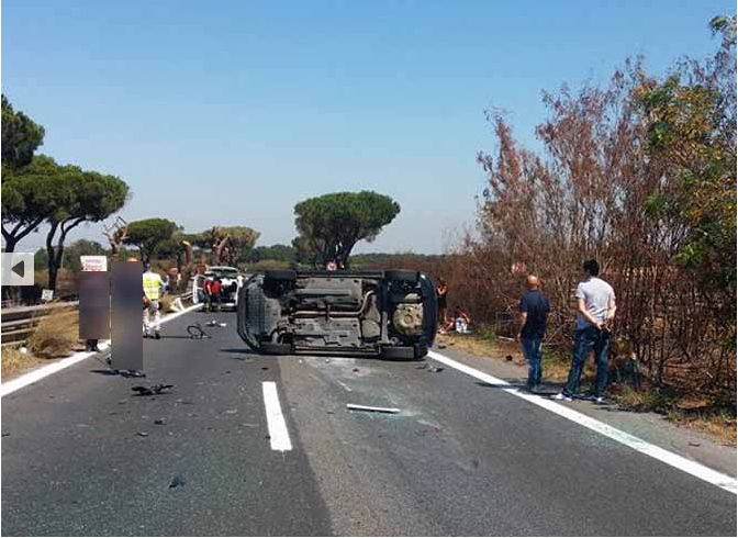 2 AUTO SI RIBALTANO SULLA PONTINA, FERITI. CHIUSA LA CORSIA DI SORPASSO - 21/07/2016